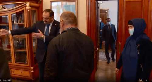 Сергей Меликов встречает Муртазали и Патимат Гасангусейновых. Стоп-кадр видео https://www.instagram.com/p/CJODM7IDaan/ Сергей Меликов встречает Муртазали и Патимат Гасангусейновых. Стоп-кадр видео https://www.instagram.com/p/CJODM7IDaan/