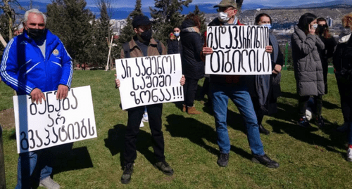 Участники акции с плакатами "Природа не прощает", "Не застраивайте опасную зону", "Сохраните Тбилиси". Фото Беслана Кмузова для "Кавказского узла" Участники акции с плакатами "Природа не прощает", "Не застраивайте опасную зону", "Сохраните Тбилиси". Фото Беслана Кмузова для "Кавказского узла"