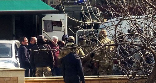 Ибрагим Гаджиев и находившиеся с ним в машине вышли из авто. 2 апреля 2021 года. Фото Расула Магомедова для "Кавказского узла" Ибрагим Гаджиев и находившиеся с ним в машине вышли из авто. 2 апреля 2021 года. Фото Расула Магомедова для "Кавказского узла"