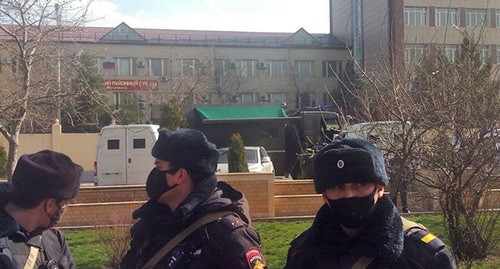 Cотрудники полиции возле здания суда. Махачкала, 2 апреля 2021 год. Фото Расула Магомедова для "Кавказского узла"
Cотрудники полиции возле здания суда. Махачкала, 2 апреля 2021 год. Фото Расула Магомедова для "Кавказского узла"