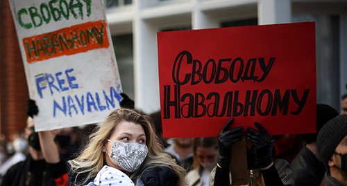 Плакаты участников акции в поддержку Навального. Абстрактная иллюстрация. Фото: REUTERS/Henry Nicholls Плакаты участников акции в поддержку Навального. Абстрактная иллюстрация. Фото: REUTERS/Henry Nicholls