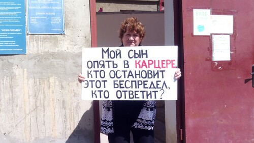 Елена Барзукаева на пикете в Махачкале 8 мая 2021 года. Фото Расула Магомедова для "Кавказского узла" Елена Барзукаева на пикете в Махачкале 8 мая 2021 года. Фото Расула Магомедова для "Кавказского узла"