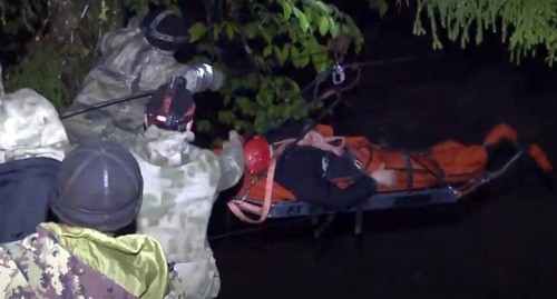 Спасатели организовали веревочную переправу. 
Фото: МЧС Абхазии https://www.e1.ru/text/incidents/2021/05/10/69907682/?utm_source=yxnews&utm_medium=desktop&nw=1620660505000
 
