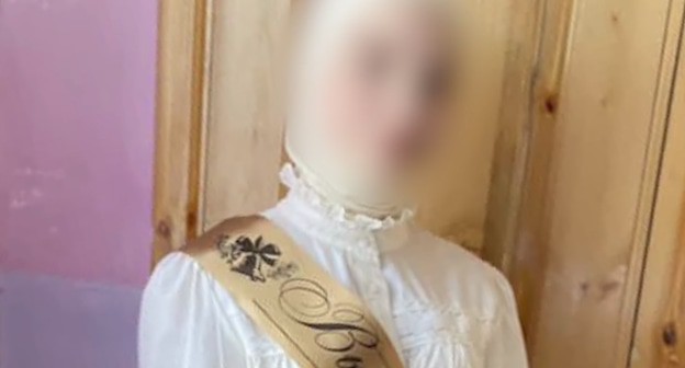 Cкончавшаяся  15-летняя ученица в  Моздокском районе Северной Осетии. Кадр видео 
"Телеканал 360" https://www.youtube.com/watch?v=Tx-9sTrjaFI&t=2s