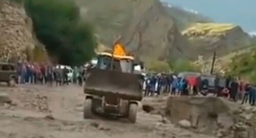Расчистка дороги после схода селя. Кадр видео РЕН ТВ https://ren.tv/news/v-rossii/846242-turisty-zastriali-v-sulakskom-kanone-iz-za-razmytykh-dorog-v-dagestane Расчистка дороги после схода селя. Кадр видео РЕН ТВ https://ren.tv/news/v-rossii/846242-turisty-zastriali-v-sulakskom-kanone-iz-za-razmytykh-dorog-v-dagestane