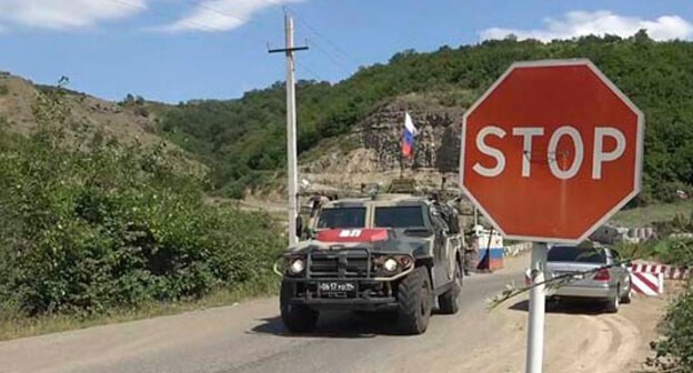 Подразделение военной полиции российского миротворческого контингента в Нагорном Карабахе обеспечивает безопасность передвижения гражданского транспорта. Фото пресс-службы МО России
