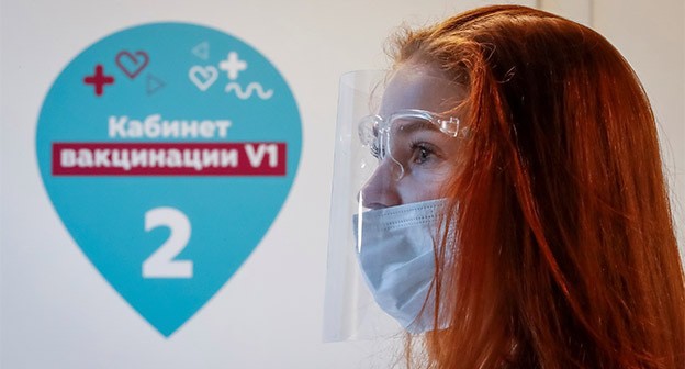 Медицинский работник. Фото: REUTERS/Шамиль Жуматов