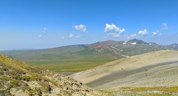 Гегаркуникская область Армении.  Фото 
Согомон Матевосян - https://commons.wikimedia.org/wiki/Category:Gegharkunik_Province#/media/File:-Mets_Spitakasar_S-N_02.jpg