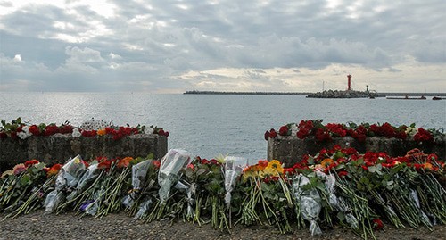 Цветы на берегу Черного моря, где была катастрофа Ту-154 в Сочи. Декабрь 2016 г. Фото: REUTERS/Maxim Shemetov Цветы на берегу Черного моря, где была катастрофа Ту-154 в Сочи. Декабрь 2016 г. Фото: REUTERS/Maxim Shemetov