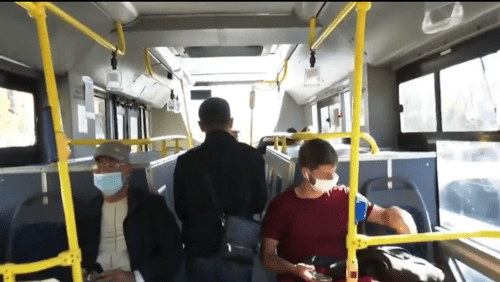 Пассажиры автобуса в Махачкале. Кадр видео пресс-службы администрации Махачкалы https://www.instagram.com/p/CGXlYWvKrLF/ Пассажиры автобуса в Махачкале. Кадр видео пресс-службы администрации Махачкалы https://www.instagram.com/p/CGXlYWvKrLF/