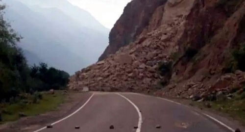 Откос скалы рухнул на трассу в Дагестане. Фото: Минтранс РД.

