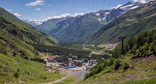 Приэльбрусье. Фото: Dmitry A. Mottl https://ru.wikipedia.org/ Приэльбрусье. Фото: Dmitry A. Mottl https://ru.wikipedia.org/