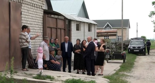 Жители  микрорайона Северный в Усть-Джегуте. Кадр видео 
Архыз 24 https://www.youtube.com/watch?v=k7npay0qKBs&t=9s 