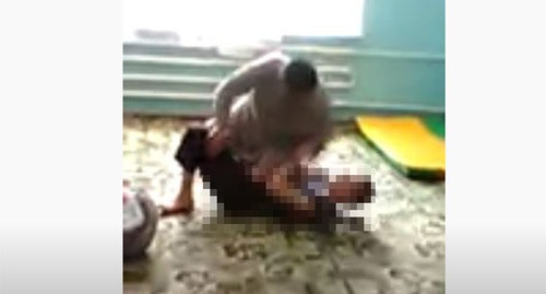 Кадр видео "Избиение воспитанников в Троицком детском доме-интернате для умственно отсталых детей. Ингушетия", опубликованного на YouTube-канале "Газета "Совершенно секретно" https://www.youtube.com/watch?v=ZO38aWNwJqM Кадр видео "Избиение воспитанников в Троицком детском доме-интернате для умственно отсталых детей. Ингушетия", опубликованного на YouTube-канале "Газета "Совершенно секретно" https://www.youtube.com/watch?v=ZO38aWNwJqM