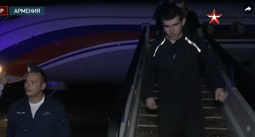 Армянский военнослужащий (справа), которого Азербайджан освободил в обмен на карты минных полей. Кадр видео ТК "Звезда" https://tvzvezda.ru/news/202174823-87Swu.html Армянский военнослужащий (справа), которого Азербайджан освободил в обмен на карты минных полей. Кадр видео ТК "Звезда" https://tvzvezda.ru/news/202174823-87Swu.html