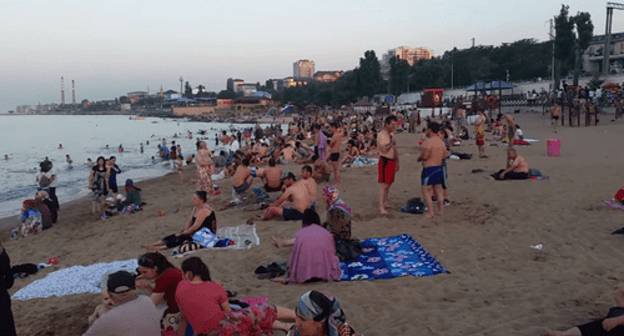 Отдыхающие на городском пляже в Махачкале. Кадр видео "Бюро переводов" https://www.youtube.com/watch?v=VHiui7lZNkM
