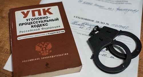 Уголовно-процессуальный кодекс и наручники. Фото: Валентина Мищенко / Югополис Уголовно-процессуальный кодекс и наручники. Фото: Валентина Мищенко / Югополис