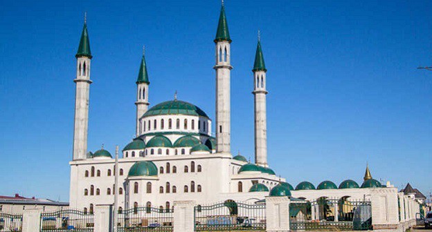Мечеть. Фото: ДУМ КЧР https://dumkchr.ru/news/7-muftij-karachaevo-cherkesii-prizval-verujuschih-v-ramadan-molitsja-doma.html
