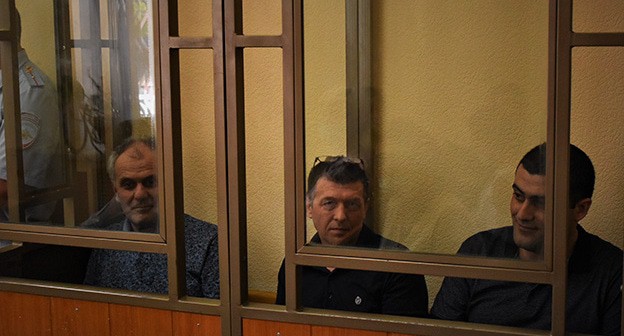 Вилен Аванесов, Александр Парков и Арсен Аванесов (слева направо) в зале суда. 14 июля 2021 года. Фото Константина Волгина для "Кавказского узла"    
