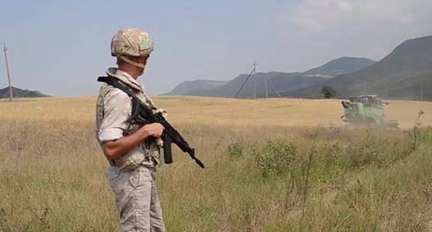 Миротворцы охраняют земледельцев в Нагорном Карабахе. Фото https://mil.ru/russian_peacekeeping_forces/news/more.htm?id=12372210@egNews 