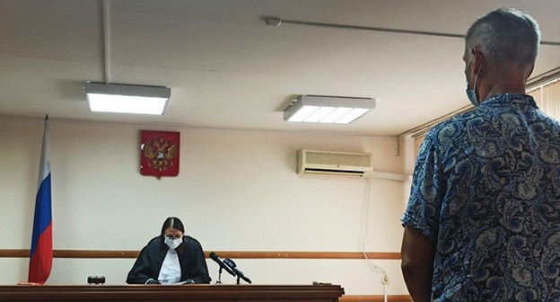 Суд в Волгограде приговорил владельца лодочной станции Леонида Жданова (справа) к четырем годам лишения свободы условно. Фото: Объединенная пресс-служба судов Волгоградской области
