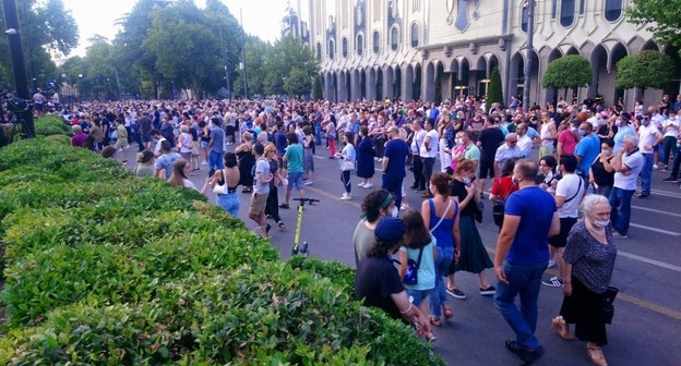 Участники митинга перекрыли движение по проспекту Руставели в Тбилиси с требованием наказать виновников нападений на журналистов 17.07.21. Фото Беслана Кмузова для "Кавказского узла"