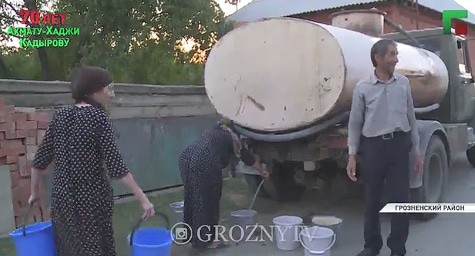 Кадр видеосюжета о помощи сельчанам в Чечне с доставкой воды в рамках благотворительной акции, проведенной фондом Кадырова. Скриншот сообщения канала ЧГТРК "Грозный в instagram https://www.instagram.com/p/CRhJo0qjez3/ Кадр видеосюжета о помощи сельчанам в Чечне с доставкой воды в рамках благотворительной акции, проведенной фондом Кадырова. Скриншот сообщения канала ЧГТРК "Грозный в instagram https://www.instagram.com/p/CRhJo0qjez3/