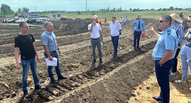 Природоохранный прокурор на месте строительства дороги в Волго-Ахтубинской пойме. Фото: Александр Осипов.