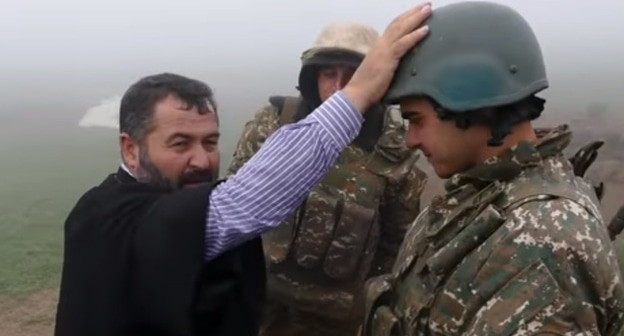 Священник благословляет армянских военнослужащий на передовой. Кадр видео 
ВООРУЖЕННЫЕ СИЛЫ MEDIA https://www.youtube.com/watch?v=FGXc0hWqj5M&t=1s