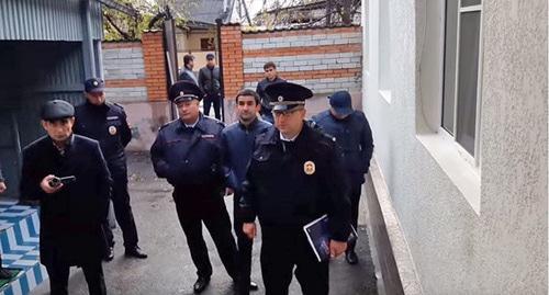 Силовики во дворе Иритовых. Кадр видео пользователя Другой Нальчик https://www.youtube.com/watch?v=-tTnL1Q38B0 Силовики во дворе Иритовых. Кадр видео пользователя Другой Нальчик https://www.youtube.com/watch?v=-tTnL1Q38B0