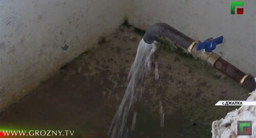 Водопроводный кран. Кадр видео ЧГТРК "Грозный" "Роспотребнадзор проверяет качество питьевой воды в ЧР" https://www.youtube.com/watch?v=t1DU-UB6ve8 Водопроводный кран. Кадр видео ЧГТРК "Грозный" "Роспотребнадзор проверяет качество питьевой воды в ЧР" https://www.youtube.com/watch?v=t1DU-UB6ve8