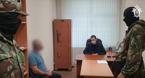 Допрос задержанного за организацию убийства по мотивам кровной мести, стопкадр видео https://bryansk.sledcom.ru/news/item/1597254/ Допрос задержанного за организацию убийства по мотивам кровной мести, стопкадр видео https://bryansk.sledcom.ru/news/item/1597254/