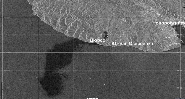 Нефтяной разлив в районе Новороссийска. Радиолокационное изображение получено 8 августа 2021 в 18:20 часов местного времени с помощью спутника Sentinel-1. Фото 
ИНСТИТУТ КОСМИЧЕСКИХ ИССЛЕДОВАНИЙ
РОССИЙСКОЙ АКАДЕМИИ НАУК https://iki.cosmos.ru/news/neftyanoy-razliv-v-rayone-novorossiyska