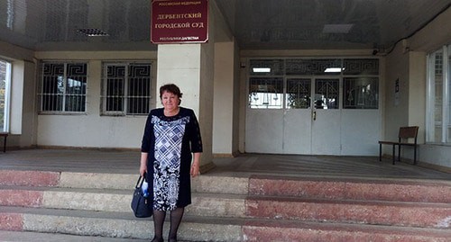 Елена Барзукаева у Дербентского городского суда, где рассматривается иск сотрудника ЦПЭ против нее. 29 апреля 2021 г. Фото Расула Магомедова для "Кавказского узла" Елена Барзукаева у Дербентского городского суда, где рассматривается иск сотрудника ЦПЭ против нее. 29 апреля 2021 г. Фото Расула Магомедова для "Кавказского узла"