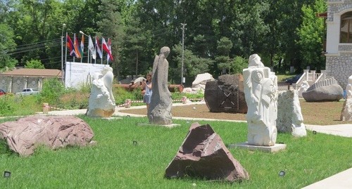 На территории Государственной картинной галереи в городе Шуши основан музей под открытым небом, где представлены работы прошлых форумов. Нагорный Карабах, 1 июля 2017 года. Фото Алвард Григорян для "Кавказского узла" На территории Государственной картинной галереи в городе Шуши основан музей под открытым небом, где представлены работы прошлых форумов. Нагорный Карабах, 1 июля 2017 года. Фото Алвард Григорян для "Кавказского узла"