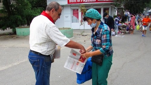 Алексей Базаренко раздает газету "Правда". Волгоград, 15 августа 2021 года. Фото Вячеслава Ященко для "Кавказского узла".