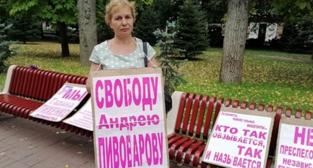 Активистка Тамара Гродникова на одиночном пикете требует освободить Пивоварова. Волгоград, 15 августа 2021 года. Фото Татьяны Филимоновой для "Кавказского узла".