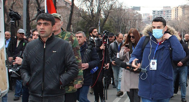 Журналисты во время шествия противников Пашиняна к парламенту Армении. Ереван, март 2021 г. Фото Тиграна Петросяна для "Кавказского узла"