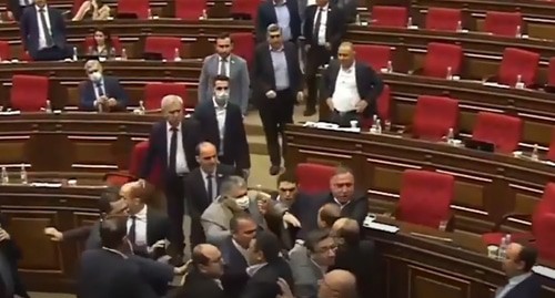 Драка  в парламенте Армении . Кадр видео 
Газета ТВ https://www.youtube.com/watch?v=y2y4-SidL5s