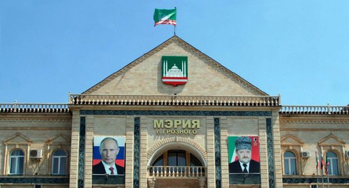 Здание мэрии Грозного. Фото пресс-службы мэрии Грозного https://grozmer.ru/objavlenija/konkurs-po-formirovaniyu-molodezhnoi-adm.html Здание мэрии Грозного. Фото пресс-службы мэрии Грозного https://grozmer.ru/objavlenija/konkurs-po-formirovaniyu-molodezhnoi-adm.html