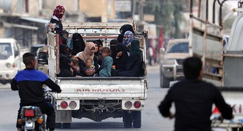 Женщины и дети едут в грузовике. Сирия. Фото: REUTERS/Khalil Ashawi Женщины и дети едут в грузовике. Сирия. Фото: REUTERS/Khalil Ashawi