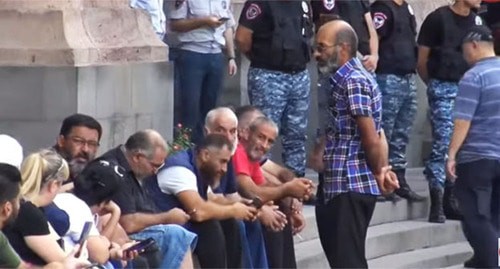 Акция протеста родственников солдат. Ереван, 27 августа 2021 года. Скриншот видео https://armeniatoday.news/общество/345113/ Акция протеста родственников солдат. Ереван, 27 августа 2021 года. Скриншот видео https://armeniatoday.news/общество/345113/