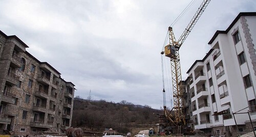 Строительство многоэтажного дома в селе Красный Базар. Photo : David Ghahramanyan / Ministry of Territorial Administration and Development of Artsakh Строительство многоэтажного дома в селе Красный Базар. Photo : David Ghahramanyan / Ministry of Territorial Administration and Development of Artsakh