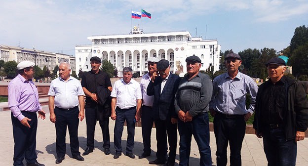 Депутаты села Урма Левашинского района на фоне здания правительства в Махачкале. 13 сентября  2021год. Фото Расула Магомедова для "Кавказского узла"
