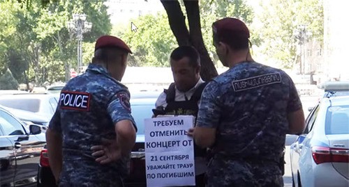 Полицейские задержали жителя Армении, который вышел на пикет. Скриншот видео https://www.youtube.com/watch?v=-19aI8Pe7vQ Полицейские задержали жителя Армении, который вышел на пикет. Скриншот видео https://www.youtube.com/watch?v=-19aI8Pe7vQ