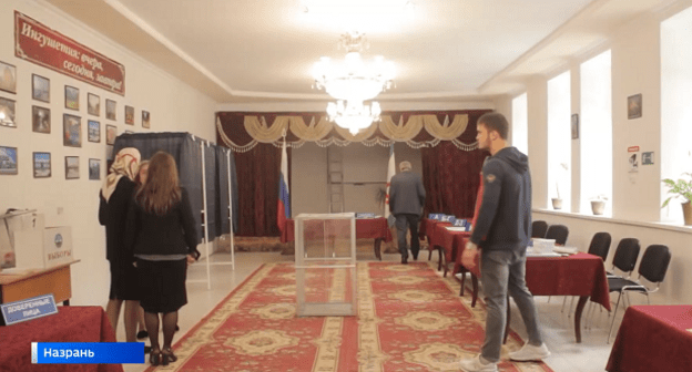 Избирательный участок в Назрани, подготовленный к выборам в сентябре 2021 года. Фото: Кадр видеосюжета ГТРК Ингушетия www.youtube.com/watch?v=ACrun5WDr1E
