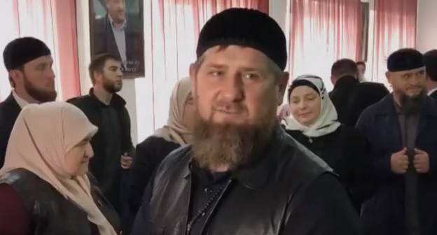 Рамзан Кадыров на избирательном участке 17.09.2021. Кадр видео   
ИА Грозный - Информ  https://www.youtube.com/watch?v=JfUz-3bs0aA