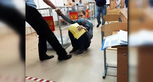 Выдворение Дениса Ночевки с избирательного участка. Кадр видео https://vk.com/wall-156274117_379454 Выдворение Дениса Ночевки с избирательного участка. Кадр видео https://vk.com/wall-156274117_379454
