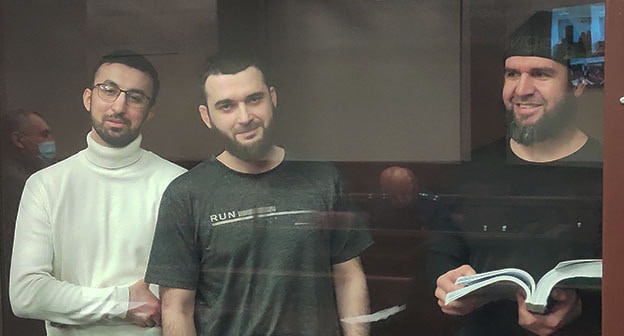 Кемал Тамбиев, Абдулмумин Гаджиев и Абубакар Ризванов (слева направо) в зале суда. Фото Константина Волгина для "Кавказского узла"
