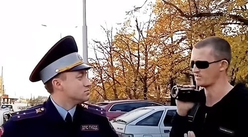 Блогер Станислав Андреев (справа). Кадр видео канала
"Инспектор Андреев" https://www.youtube.com/watch?v=0ISfJuoddRY Блогер Станислав Андреев (справа). Кадр видео канала
"Инспектор Андреев" https://www.youtube.com/watch?v=0ISfJuoddRY